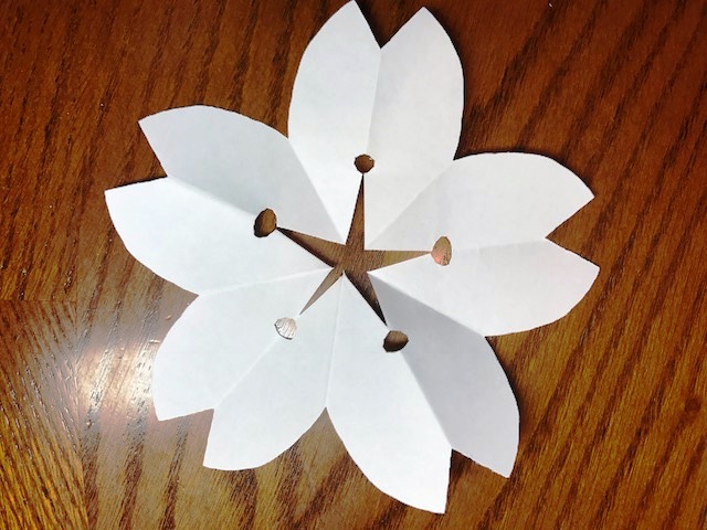 桜の折り紙で作る切り紙 入卒式の飾り付けの簡単な作り方 暮らしの