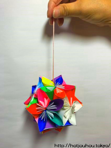 折り紙 立体のくす玉 ６０枚の折り紙でまりのような花飾りの作り方