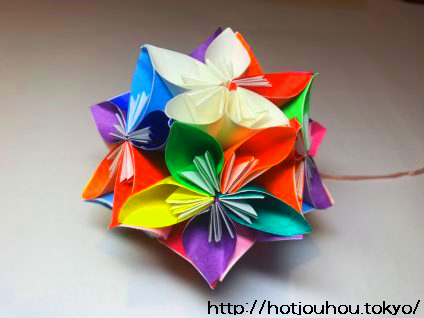 折り紙 立体のくす玉 ６０枚の折り紙でまりのような花飾りの作り方