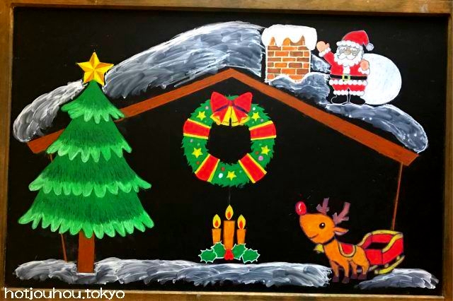 黒板アートでクリスマスツリーの簡単な描き方 サンタやトナカイも