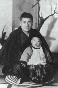 小田敏郎さんの膝に乗る幼き日の高倉健さん