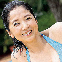 21 宮崎美子カレンダー ネットの予約方法 40周年ビキニ姿が美しすぎると大人気 暮らしの情報局